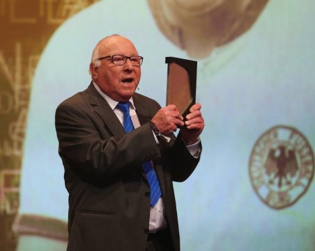 Футболната легенда Уве Зеелер почина на 85 г. в съня си