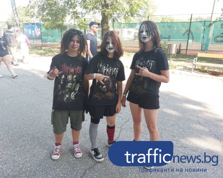 Лудница на Гребната: Фенове на Hills of Rock на опашка пред фестивалната зона