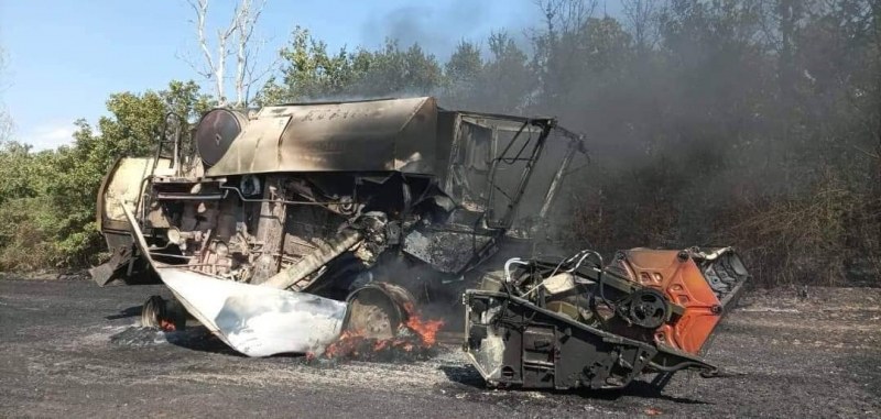 Комбайн се запали в поле край Пловдив