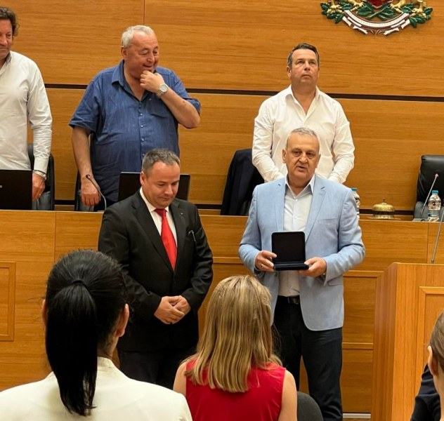 Отличиха с почетен знак на Пловдив доц. Иво Димитров