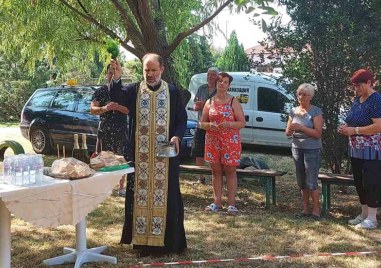 Първа копка на строителството на нова детска площадка в село