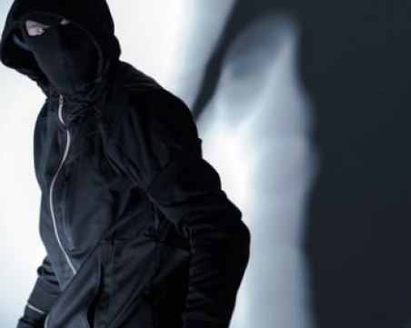 Арестуваха младеж, издърпал телефона от ръцете на момиче в Кършияка