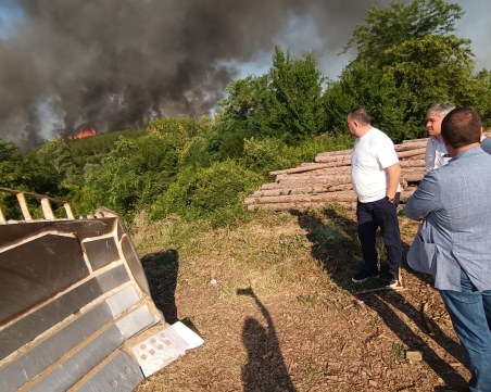 Над 100 служители на горските стопанства и пожарникари се борят с горския пожар край Калугерово