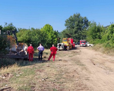 Пожарът край Калугерово е обхванал гора от над 1000 дка, 100 души гасят