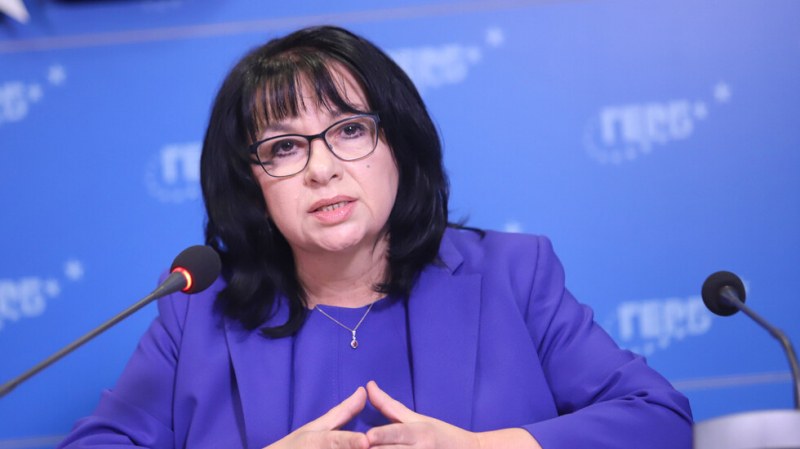 Петкова за КЕВР: Хаосът е в следствие на експертната немощ на управляващите