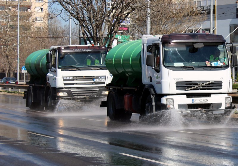 По график: Чистят шахтите в Пловдив, мият улиците с машини