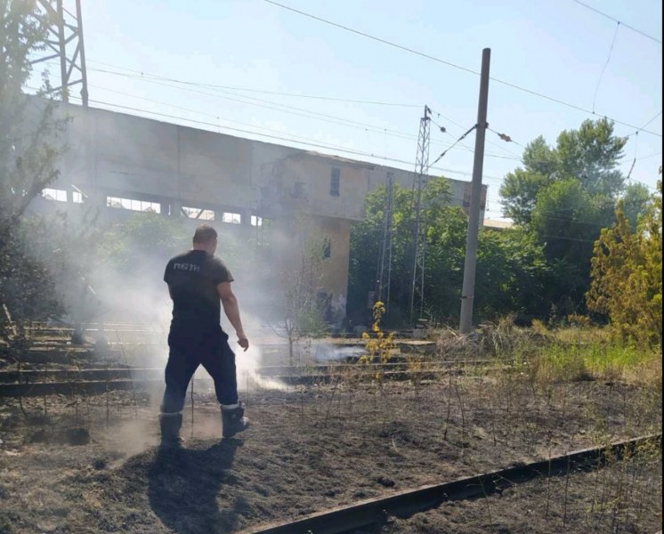 Сухи треви пламнаха в района на гара 