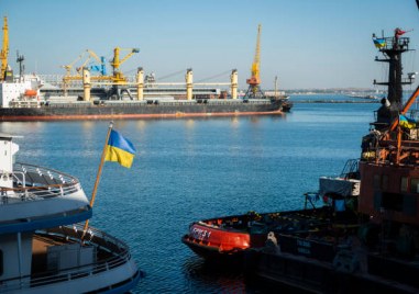 Експлозии разтърсиха ключово украинско пристанище само ден след като Киев