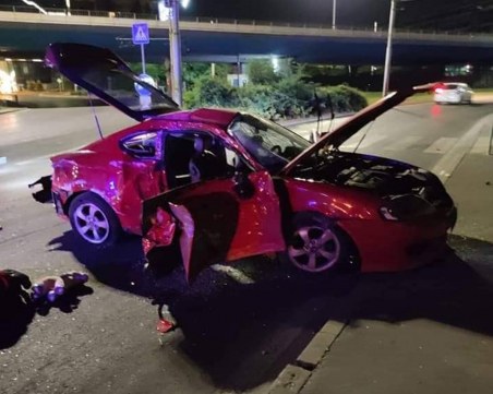 Един или двама са се возили в багажника при тежката катастрофа в София