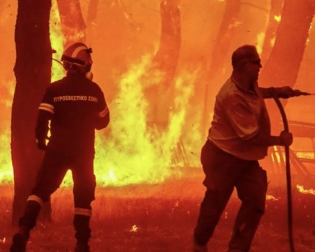 Eвакуираха жители заради пожар край курорт на остров Лесбос