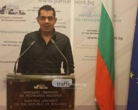 Изтупан, приказлив, държи се нормално! Странно ли е, че хората бъркат мошеник с депутат?