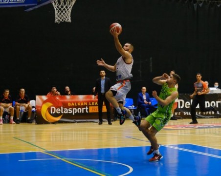 След пет години Академик се раздели с Адриян Секулов