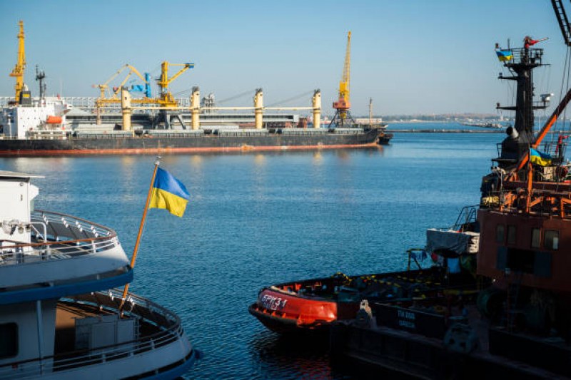 Експлозии разтърсиха ключово украинско пристанище само ден след като Киев