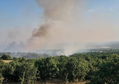 Продължава гасенето на големия пожар в община Калояново който вчера
