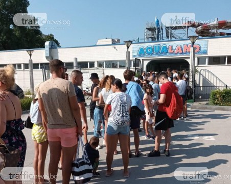 Огромни опашки се вият пред басейните в Пловдив