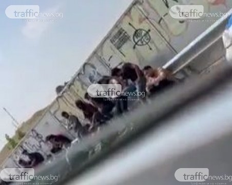 Задържаха над 50 бежанци на магистрала 