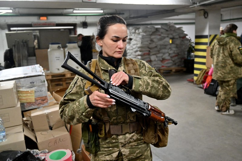 Над 50 000 жени сега служат във Въоръжените сили на
