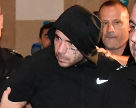 Разследват двама полицаи заради случая 