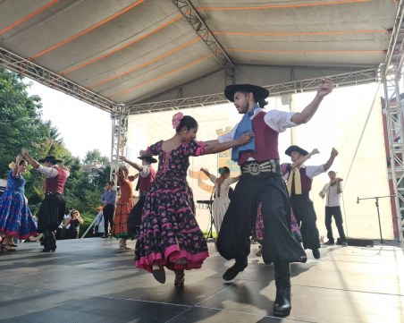 Въпреки жегата: Фолклорният фестивал се завърна пищен и усмихнат и завладя Главната