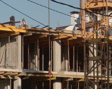 Жега и работа! Десетки сигнали от служители за прекомерно високи температури в КНСБ