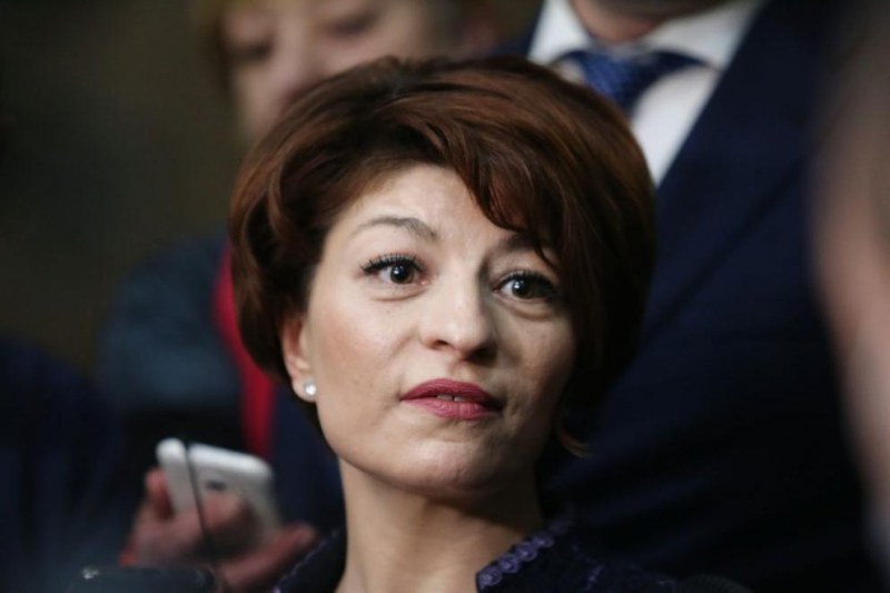 Атанасова: Христо Иванов потъпква свободата на словото у нас