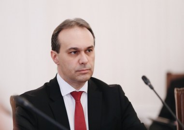 Министърът на отбраната в оставка Драгомир Заков представи пред парламентарната