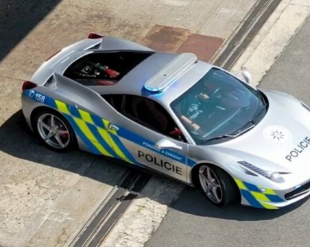 Чешката полиция гони престъпници с Ferrari за 200 000 евро