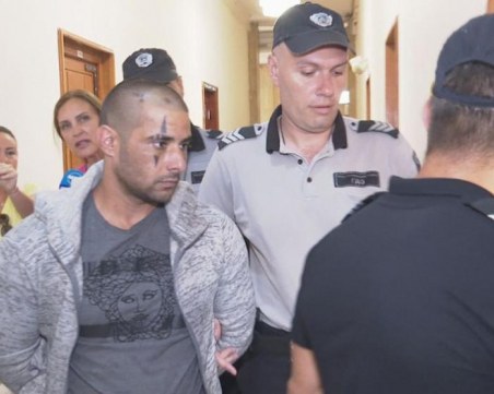 Дрогираният шофьор, ранил двама полицаи при гонка в Бургас, остава в ареста