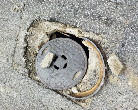 Огромна шахта зее на главен път! Институциите си прехвърлят топката