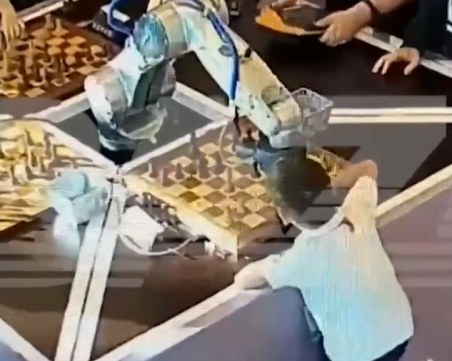 Робот счупи пръста на 7-годишено дете на шахматен турнир в Москва