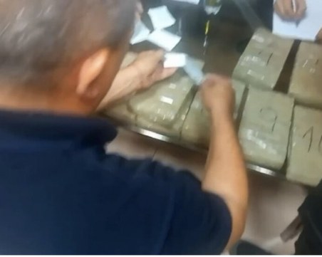 Заловиха 10 кг кокаин на границата на България, скрит в камион с кучешка храна