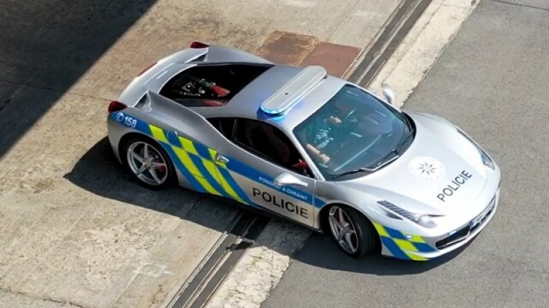 Чешката полиция гони престъпници с Ferrari за 200 000 евро
