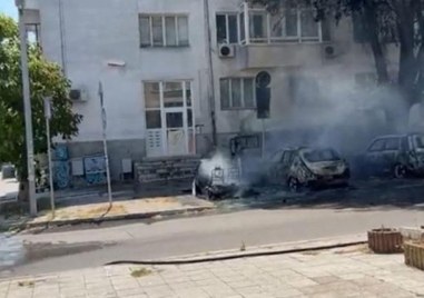 Няколко автомобила изгоряха във Варна а образувалият се черен дим в