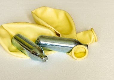 КЗП установи продажба на райски газ и издаде заповеди за