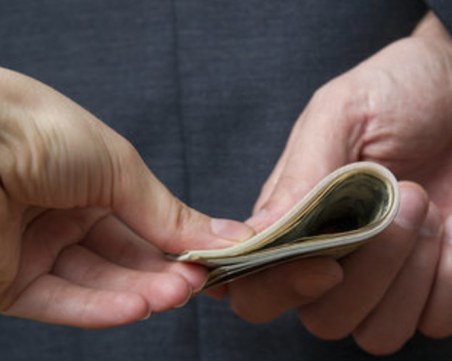 Арестуваха държавна служителка с подкуп