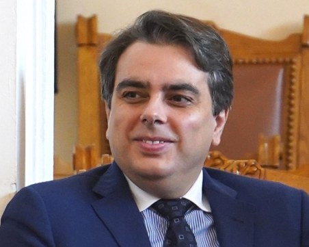 Асен Василев отговаря на Караджов: МФ отношение към спрените поръчки на АПИ