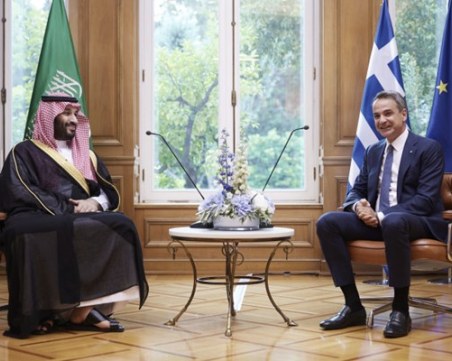 Български лимузини в кортежа на Саудитския принц, пристигнал в Гърция със 7 самолета