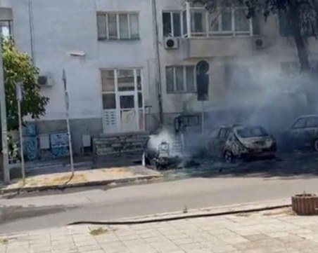 Електромобил избухна в пламъци,  докато се зарежда във Варна