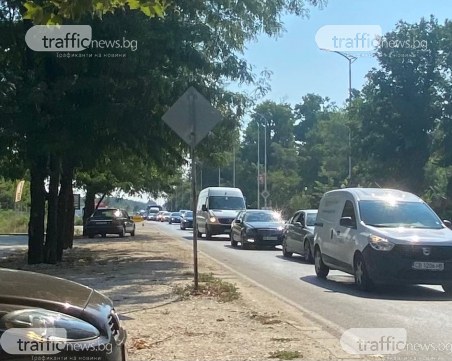 Пътни строители затвориха кръговото на Пазарджишко, тапата е огромна