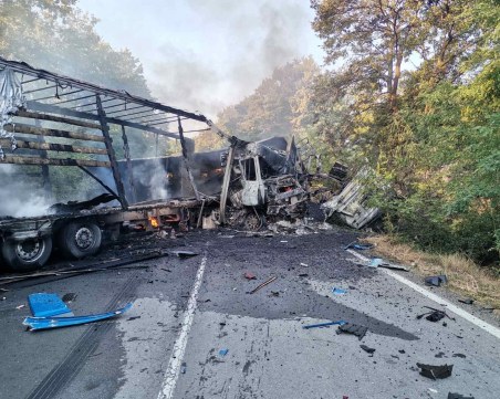 Тежка катастрофа между два тира затвори Рижкия проход, има загинал