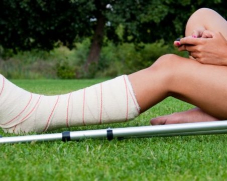 Жена пропадна в тротоар и счупи глезена си, осъди Община Пловдив