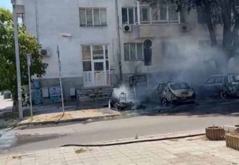 Електромобил избухна в пламъци,  докато се зарежда във Варна