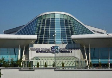 Затвориха Летище София след съмнения за бомба научи TrafficNews Евакуирани са