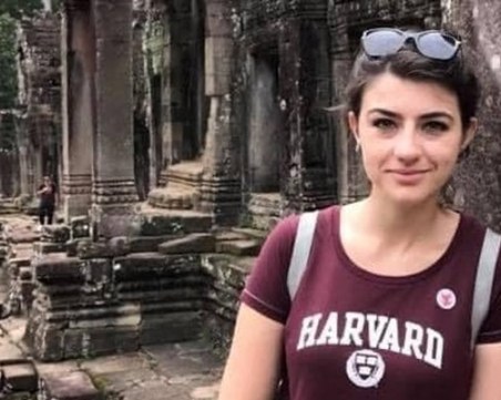 Лена Бориславова отговаря на Тошко Йорданов с истинска тениска на Харвард