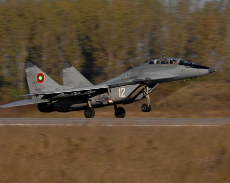 Паника в Пловдив заради ниско прелитащи самолети