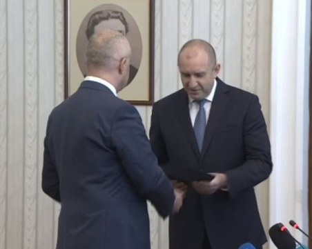 Радев отказа да удължи работата на НС, даде срок за намиране на шеф на КЕВР до утре