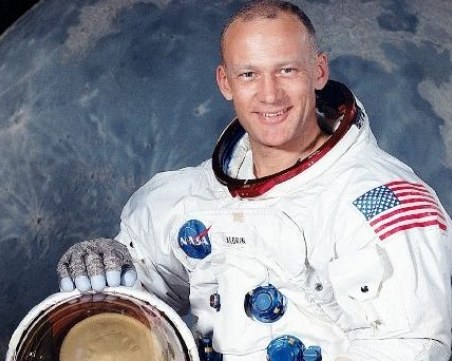 Якето, носено от Бъз Олдрин на Луната, бе продадено за близо $2.8 милиона