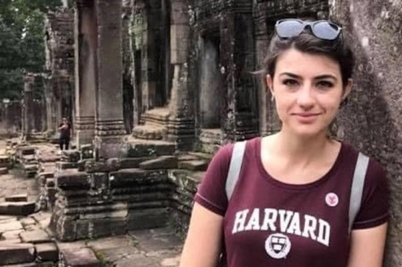 Лена Бориславова отговаря на Тошко Йорданов с истинска тениска на Харвард