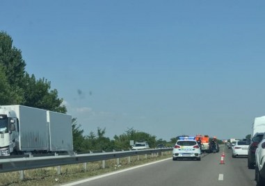 Пътен инцидент затрудни движението по автомагистрала Тракия Образувала се е