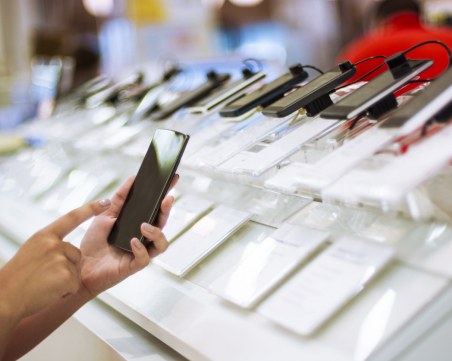 Мъж задигна смартфон от офис на мобилен оператор в Пещера